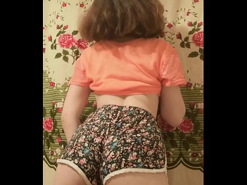 ❤️ Dhallaan yar oo sexy ah oo iska siibaysa surwaalka gaaban ee kamarada ️ Galmada dabada